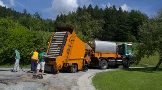 Straßensanierungsmaschine von Kleinbruckner Transporte