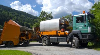 Straßensanierungsmaschine von Kleinbruckner Transporte, von der Seite